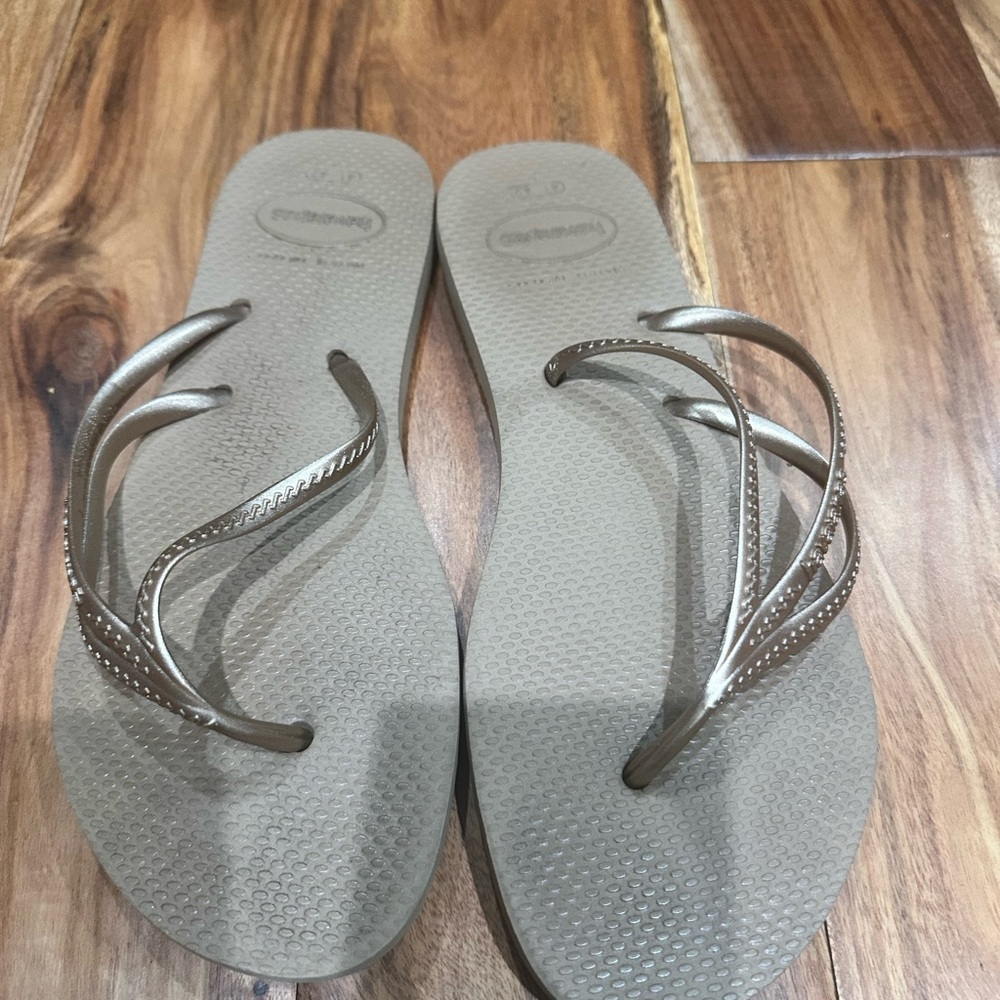 Havaianas Metallic Sandals in Gold